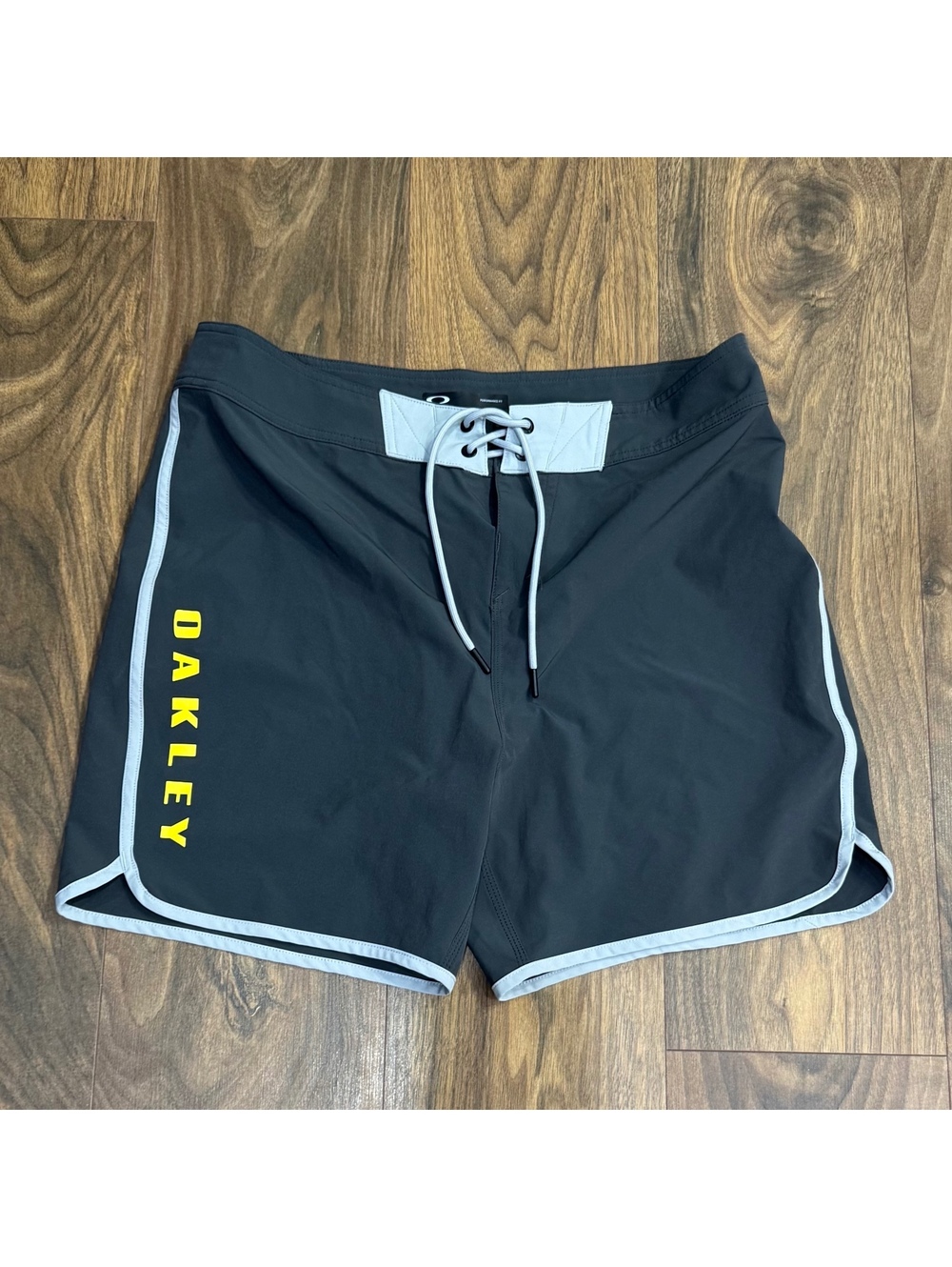 Oakley Board Shorts Men’s 33 Black Gray Yellow Swim Trunks Sport
